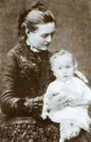 Саша Керенский на руках у матери