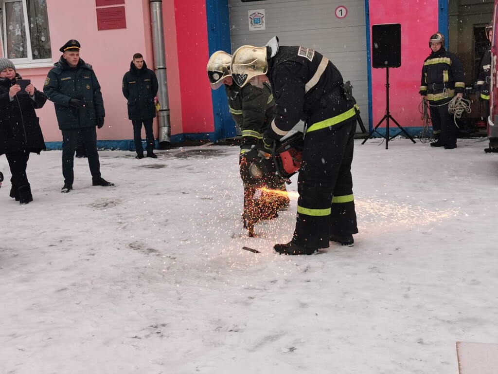 Праздники сегодня день спасателя. Пожарный 27 декабря. 27 Декабря день спасателя. День спасателя 27 декабря 2020. С днем спасателя 27 декабря пожарные.